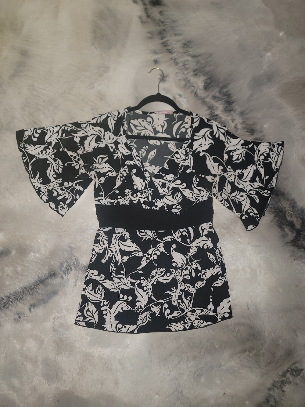 Vol 1. Black & White Floral V-Neck Blouse